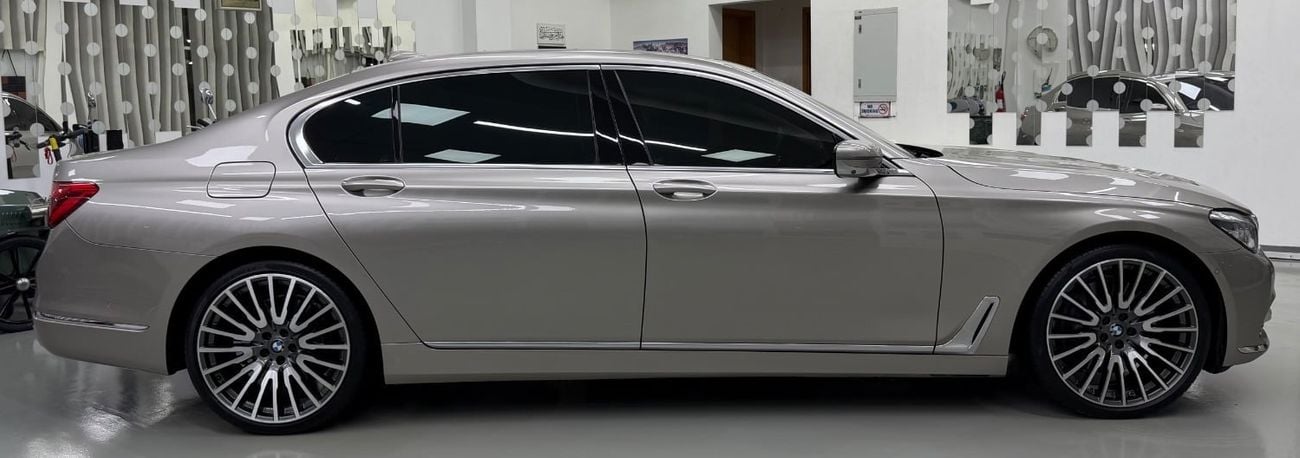 BMW 750Li XDRIVE LUXURY EXECUTIVE GCC .. FSH .. Perfect Condition .. Top Range .. Low Milegea
