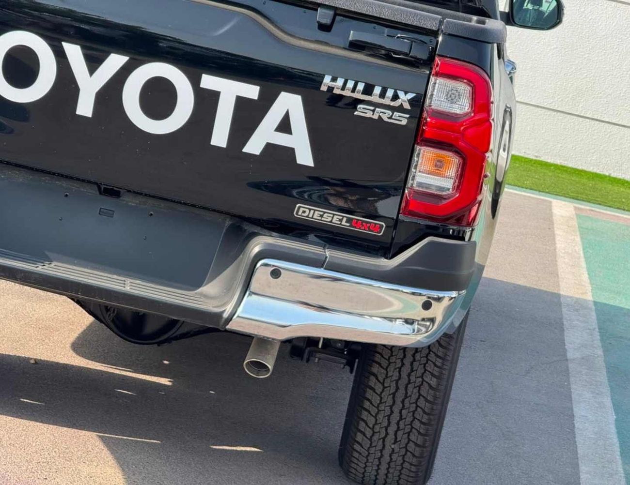 تويوتا هيلوكس sr5 diesel SR5 || 2.8L V4 DIESEL || FULL OPTION / BLIND SPOT / OVER FNDER (CODE # HDAH1)