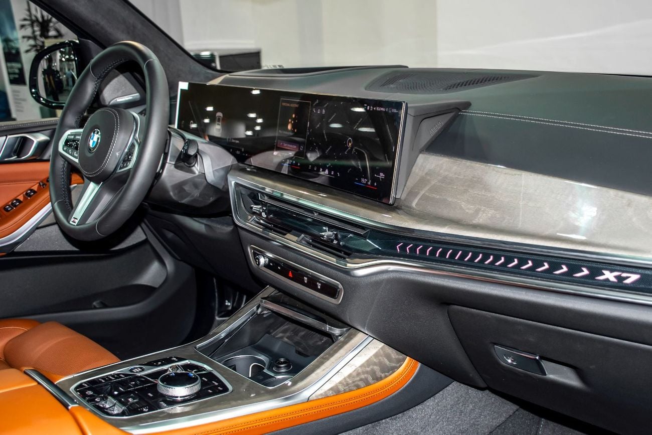 بي أم دبليو X7 XDRIVE40i لوكس M SPORT PACKAGE سيارة X7 xDrive40i الفاخرة مع باقة M الرياضية، 7 مقاعد
