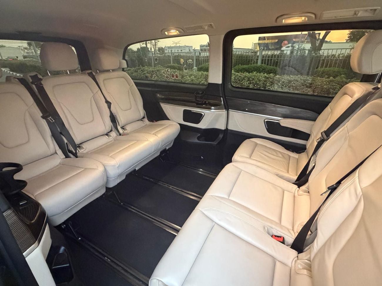 مرسيدس بنز V 250 AVANTGARDE/E MERCEDES BENZ V250 2023 GCC WITH SERVICE CONTRACT IN LOW MILEAGE FULL SERVICE HISTORY TWO KEYS