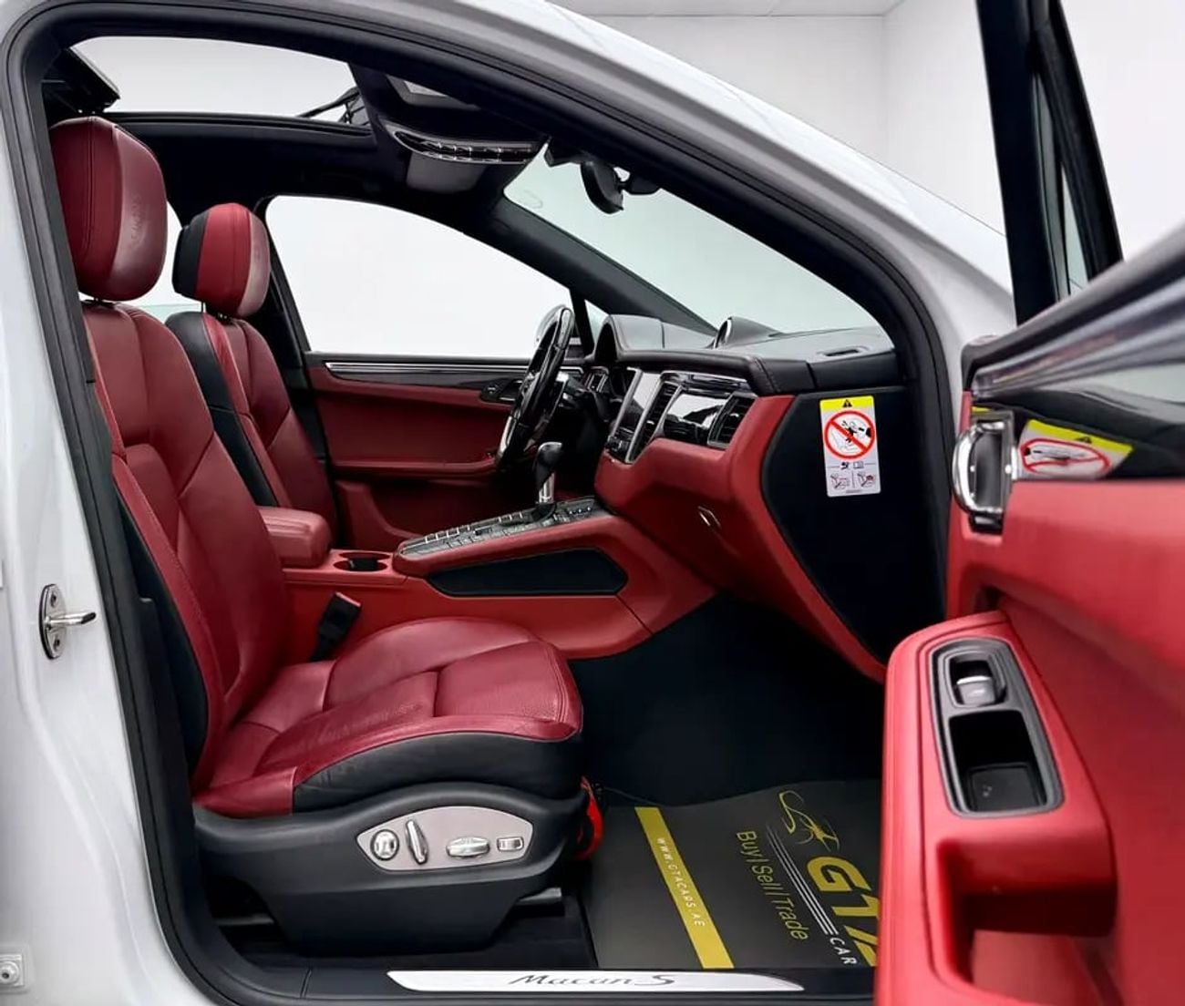 Porsche Macan S, Service History, Carbon Fiber Interior, Fully Loaded, Excellent Condition, GCC