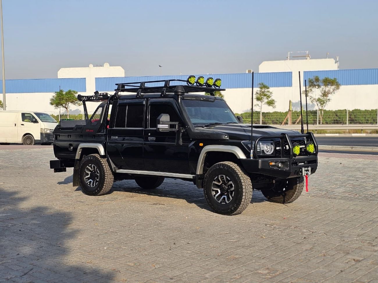 تويوتا لاند كروزر بيك آب Standard 1VD-FTV 4.5L V8 Diesel Engine Manual Gear 4WD 5 Seats 4 Doors