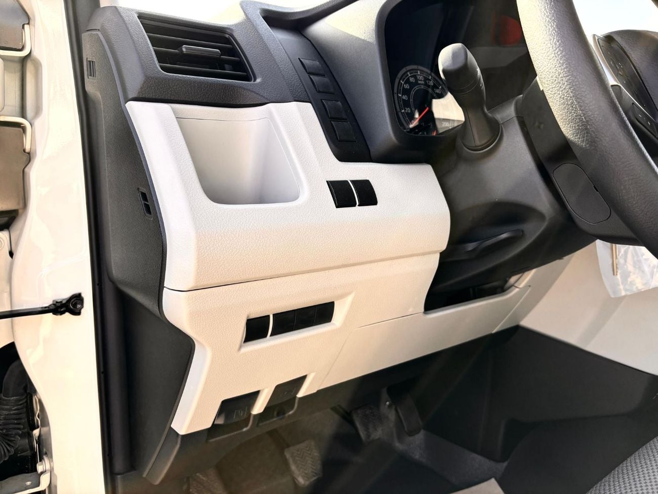 Toyota Hiace GL - STANDARD ROOF CARGO MANUAL TRANSMISSION