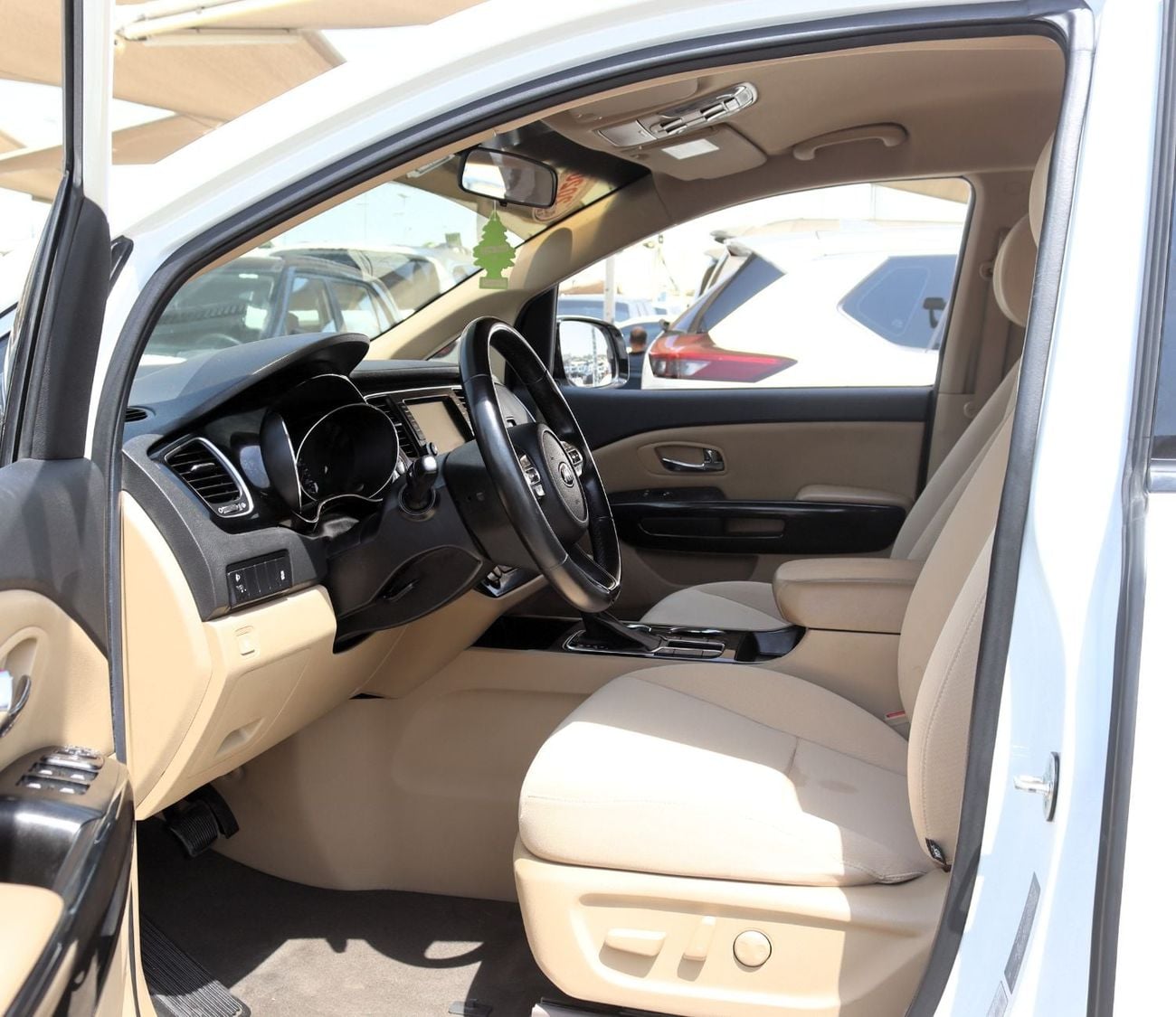 Kia Carnival EX ACCIDENTS FREE - GCC - PERFECT CONDITION INSIDE OUT - MID OPTION