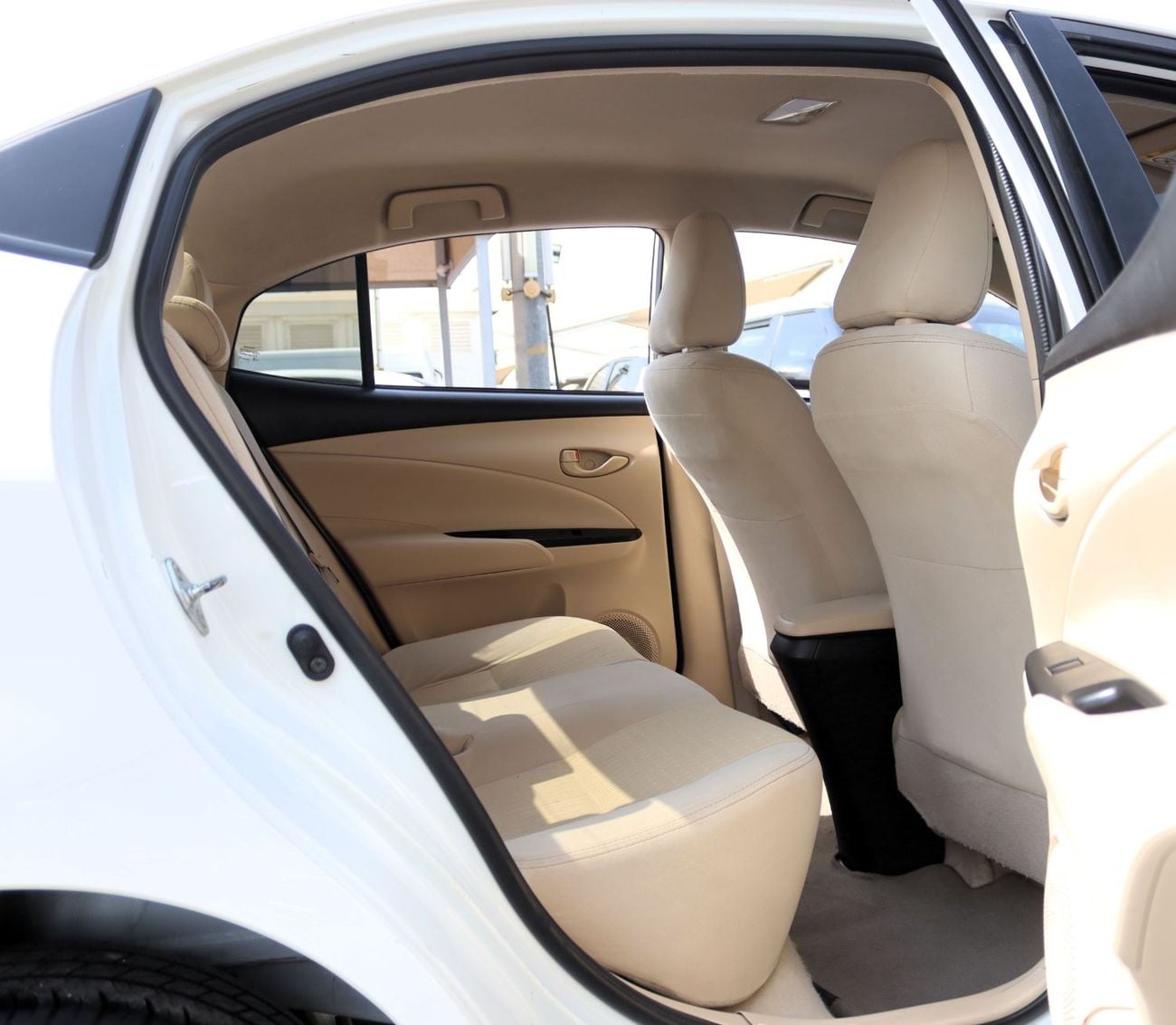 Toyota Yaris E ACCIDENTS FREE - GCC - ORIGINAL PAINT - SEDAN - PERFECT CONDITION INSIDE OUT