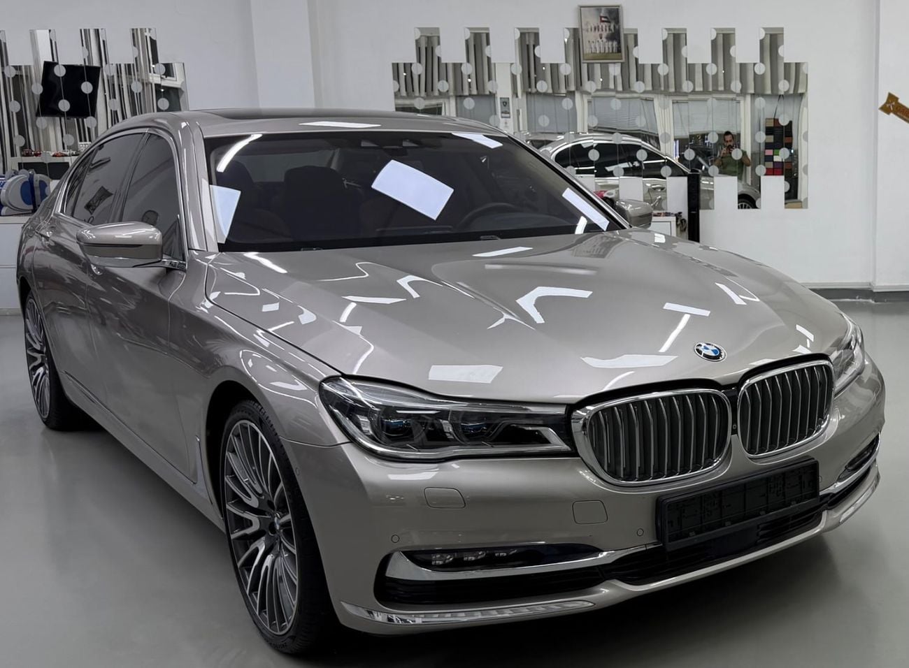 BMW 750Li XDRIVE LUXURY EXECUTIVE GCC .. FSH .. Perfect Condition .. Top Range .. Low Milegea