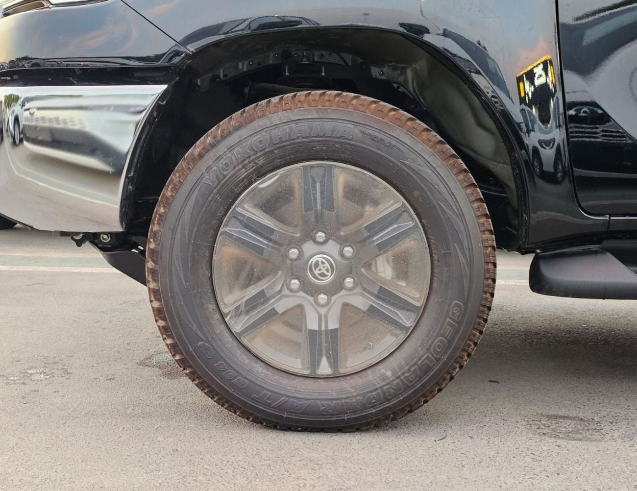 Toyota Hilux TOYOTA HILUX SR5 WIDE BODY || 2.7L PETROL V4 M/T 4WD | BLIND SPOT | WINDOW VISOR | REAR CAMERA | AUT