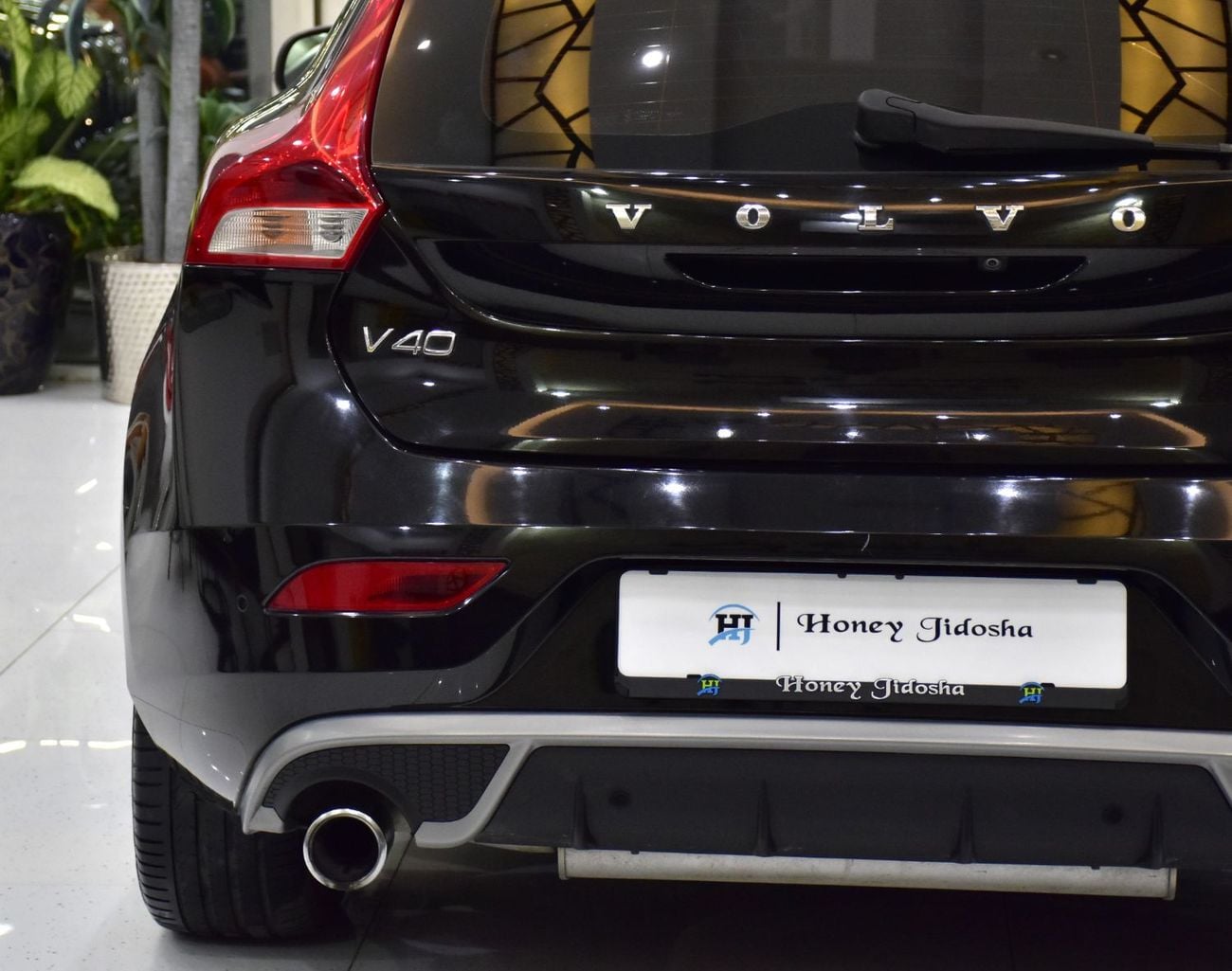 فولفو V40 R DESIGN EXCELLENT DEAL for our Volvo V40 T5 R-Design ( 2018 Model ) in Black Color GCC Specs