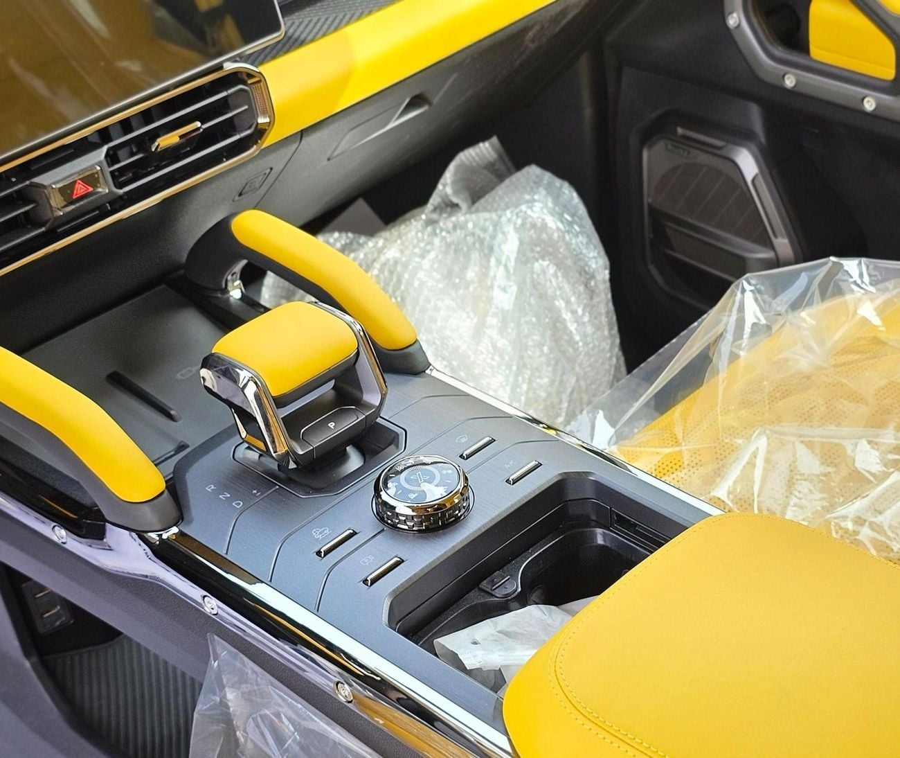 Jetour T2 LUX JetourT2 2.0T 2025 MODEL CUSTOMIZED YELLOW INTERIOR INTERIOR LIGHTS 8SPEED 4WD AT
