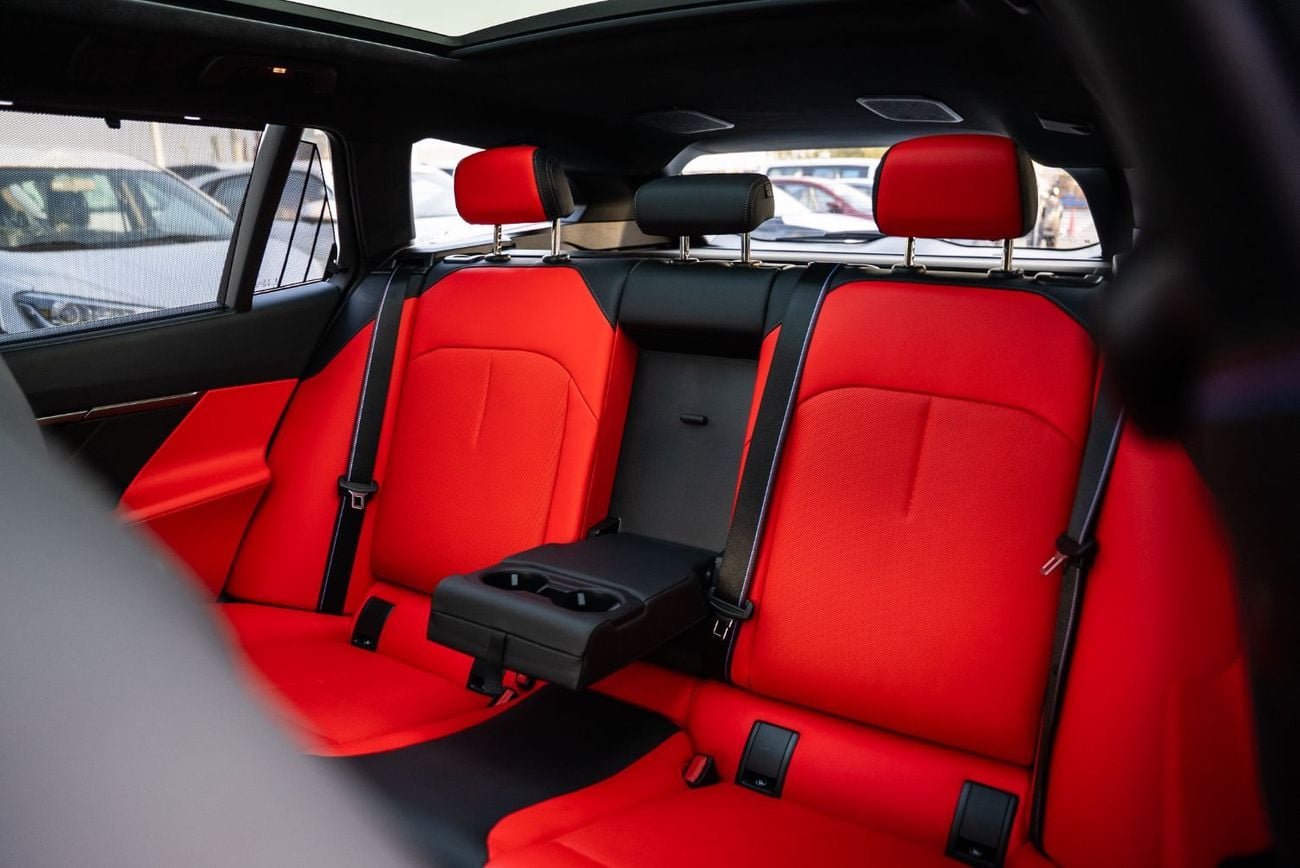 BMW M5 MASTERCLASS Touring 2025 GCC 4.4L Twin Turbo V8 PHEV Agency Warranty Full Service History 728hp