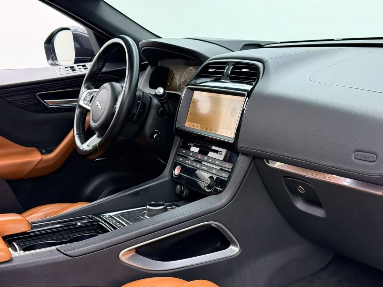 جاكوار F بيس PRESTIGE جاكوار F-Pace 25T موديل 2018، سجل صيانة كامل، كاملة المواصفات، بحالة ممتازة، خليجية