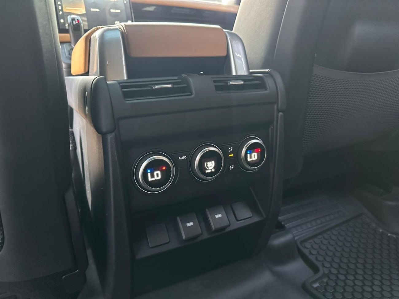 Land Rover Defender 3.0 L (P400) - 6 Cylinder Turbo (Mild Hybrid) - 400 Hp