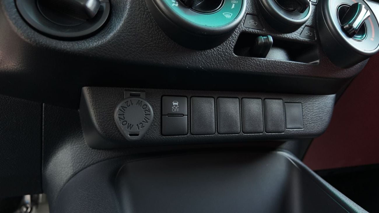 Toyota Hilux DLX 2.4L diesel 4WD 2026