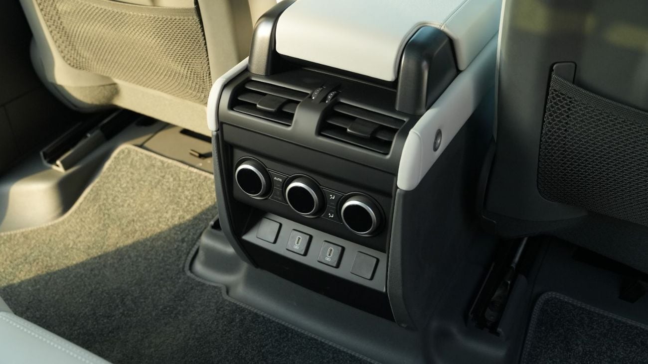 Land Rover Defender P400e X-DYNAMIC HSE Plug-in Hybrid Black-White 2026MY Export Only