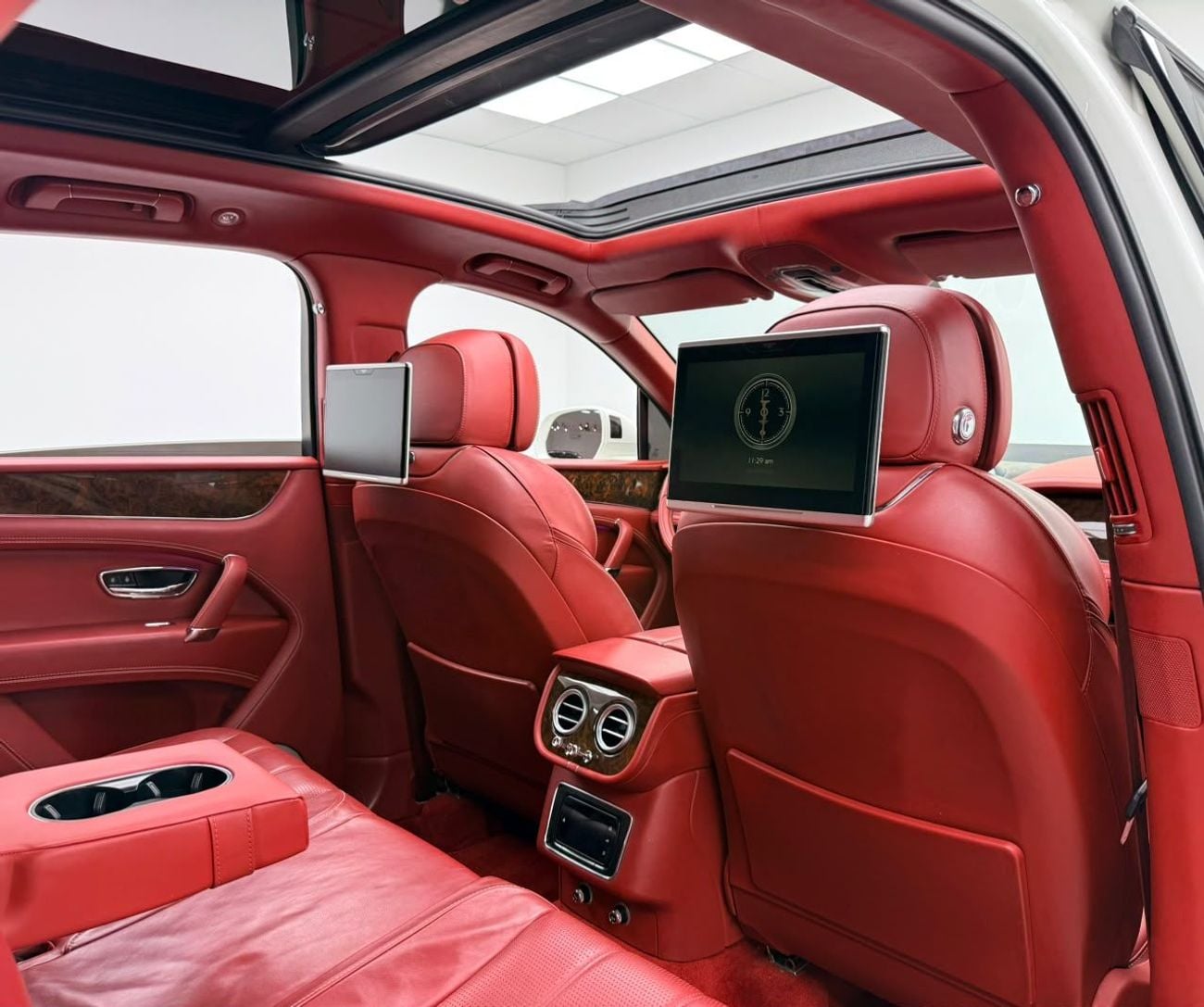 Bentley Bentayga SIGNATURE 2018 Bentley Bentayga W12, Service History, Fully Loaded, Excellent Condition, GCC