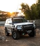 تويوتا لاند كروزر GXR لاندكروزر GXR محرك ديزل V8 بمقود على اليمين لون فضي