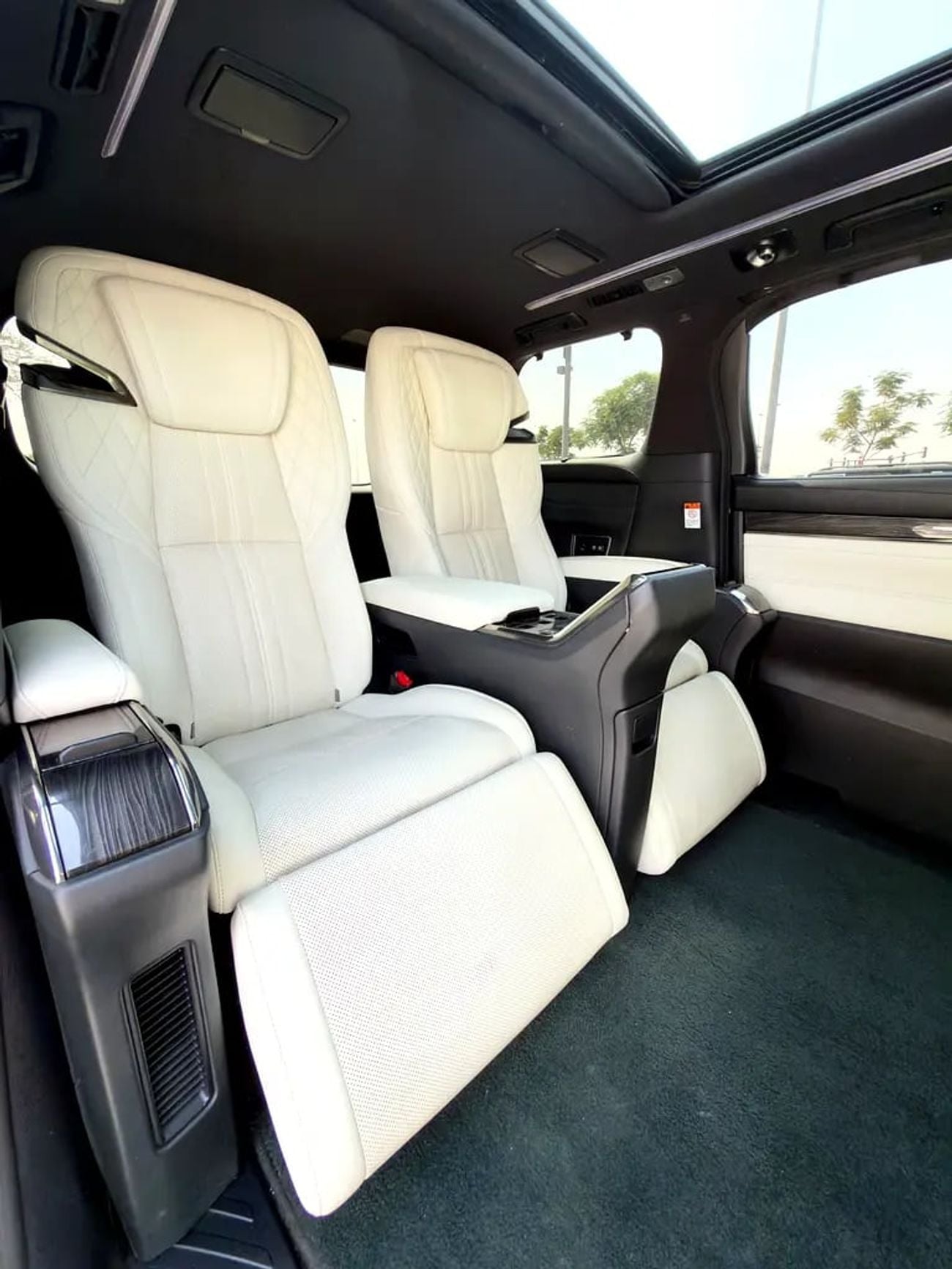Lexus LM 300H LM 300h Hybrid | UAE - Excellent Condition | Regional Specs: