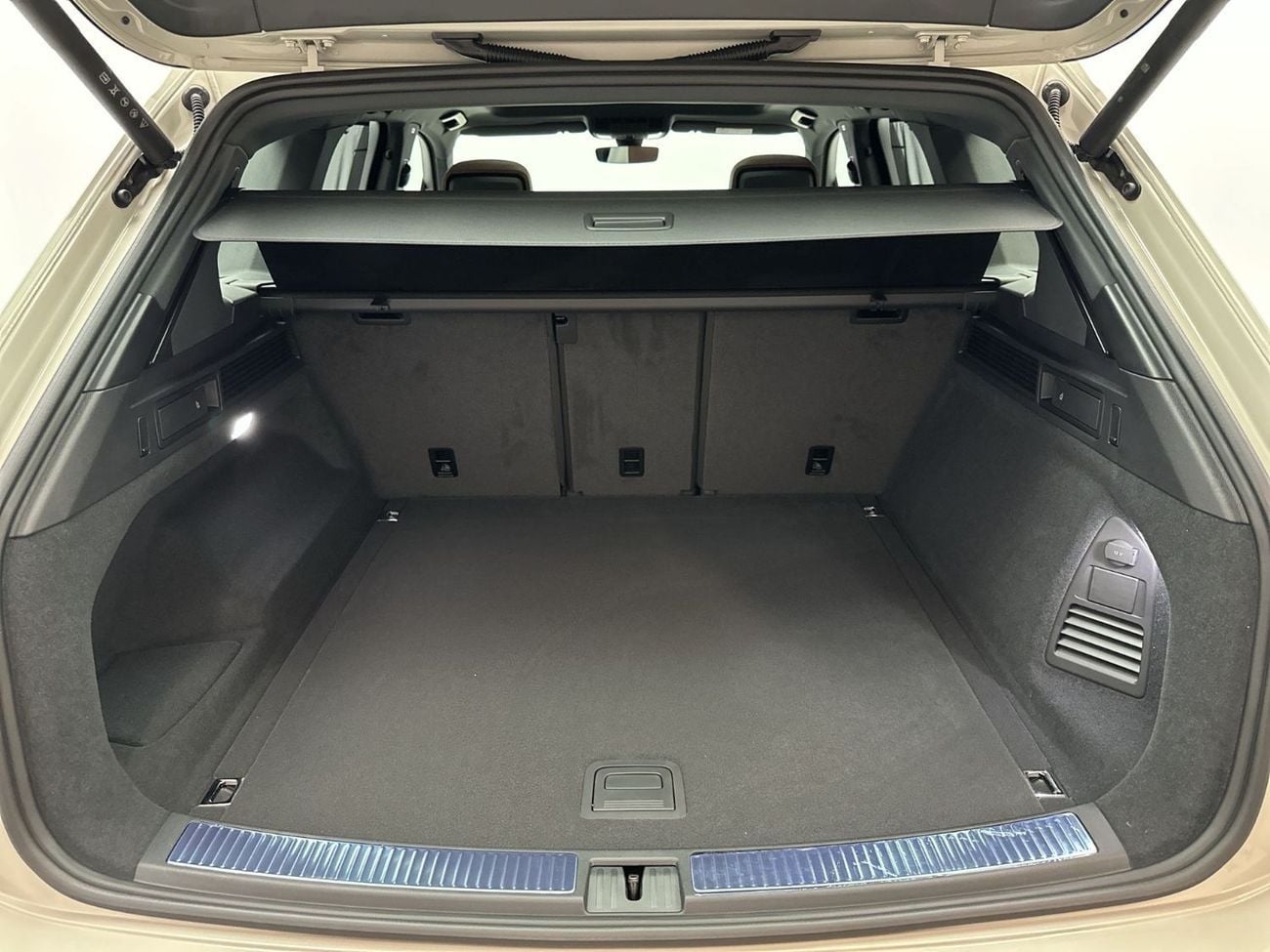 فولكس واجن طوارق ELEGANCE Touareg Elegance+ 3L Tirano| Ex-Demo Car | Luxury 4MOTION SUV | Panoramic Sunroof | IQ.LIGHT HD Matr