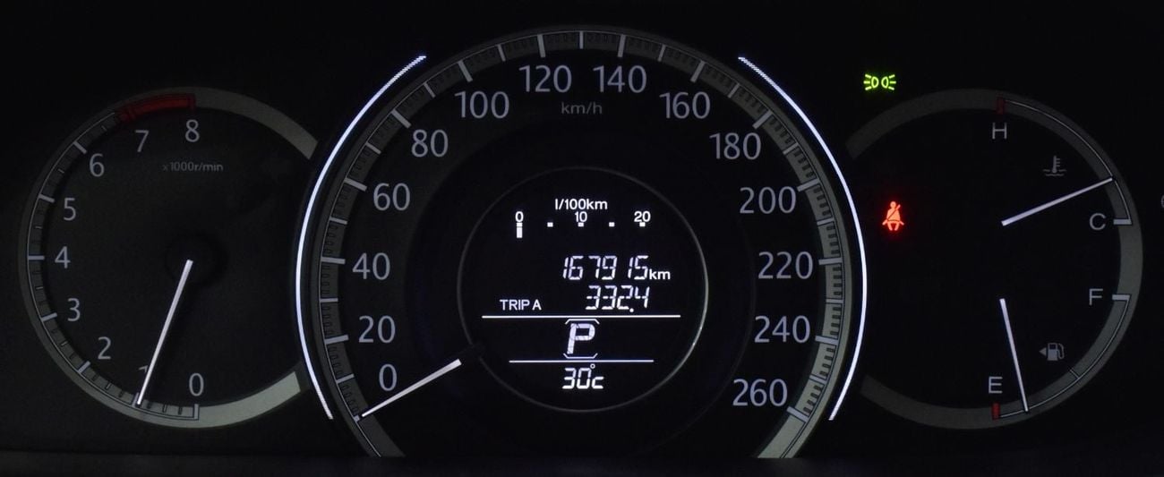 هوندا أكورد EX عرض ممتاز على سيارة هوندا أكورد i-Vtec (موديل 2016) باللون العنابي بمواصفات خليجية