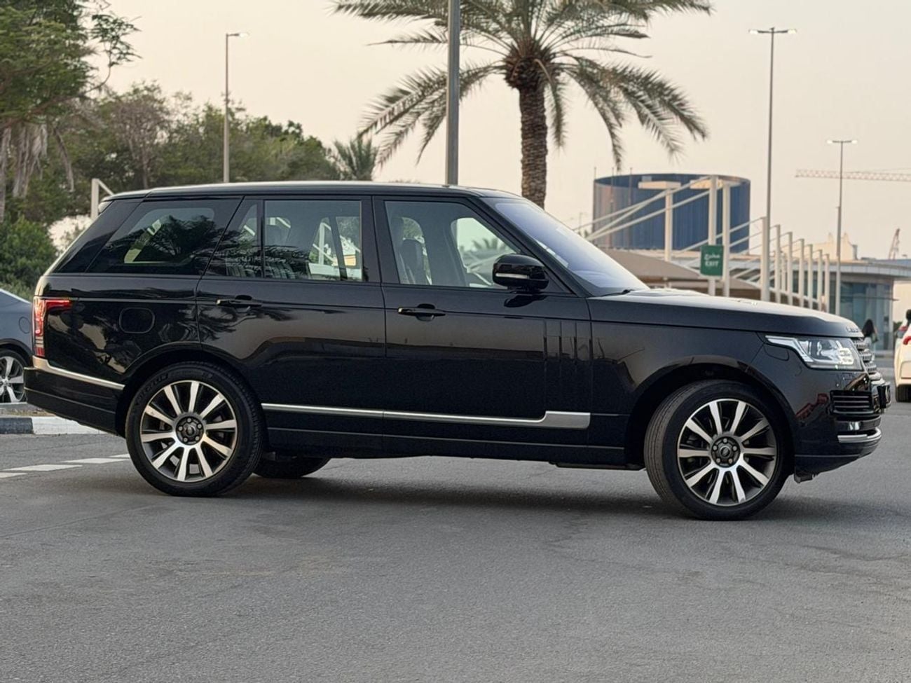 Land Rover Range Rover HSE Land Rover Range Rover HSE 2016 GCC Specs Full Service History 2 Keys First Owner One Year Warranty