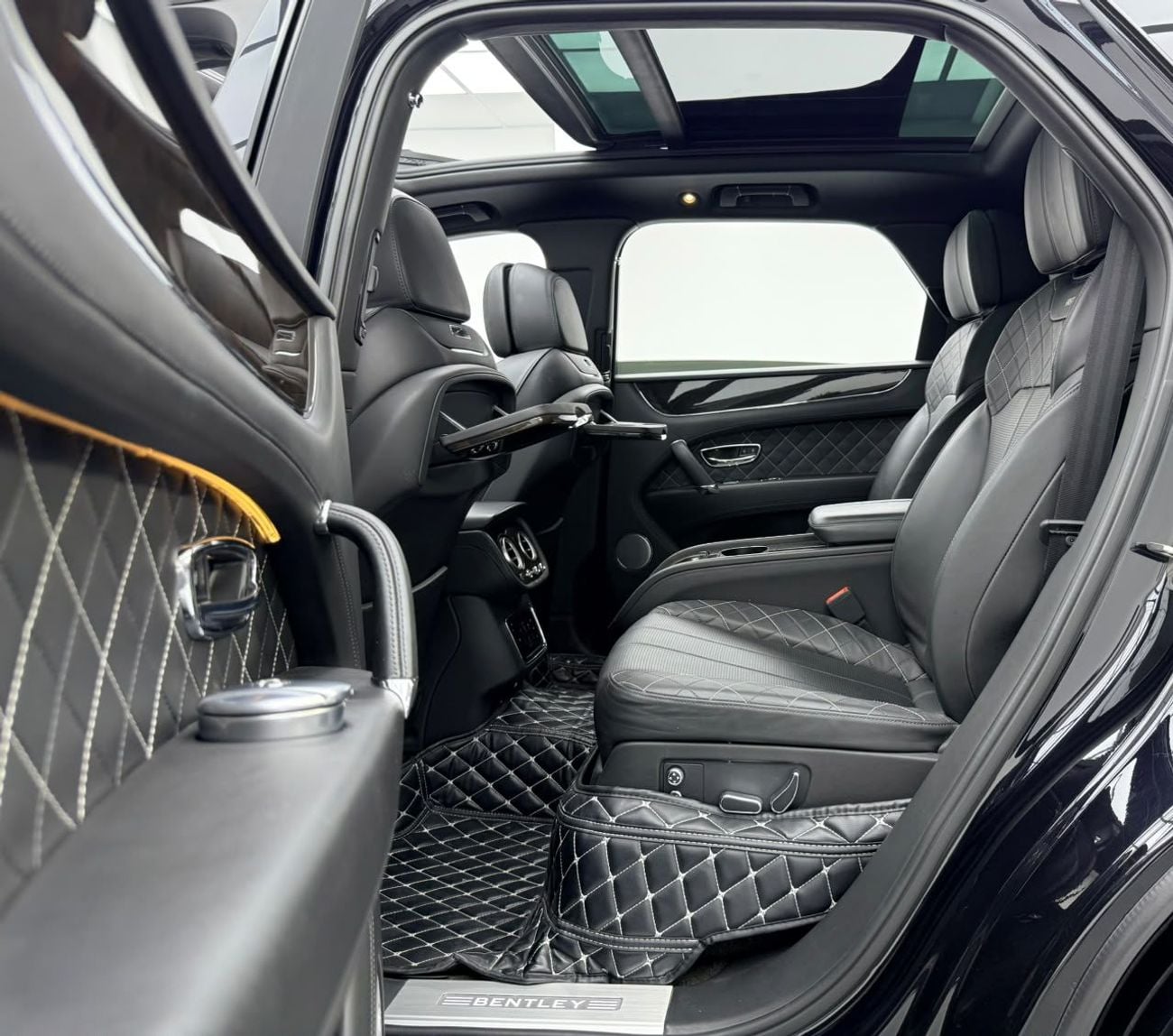 Bentley Bentayga FIRST EDITION 2017 Bentley Bentayga, Full Service History, Night Vision, Fully Loaded, Excellent Condition, Euro