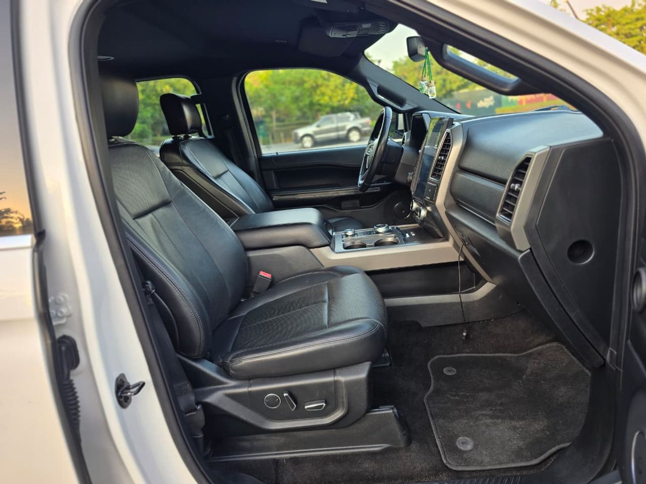 Ford Expedition XLT LTH Ford Expedition XLT 2018 GCC Specs | Full service history available | Orginal paint | Single owner
