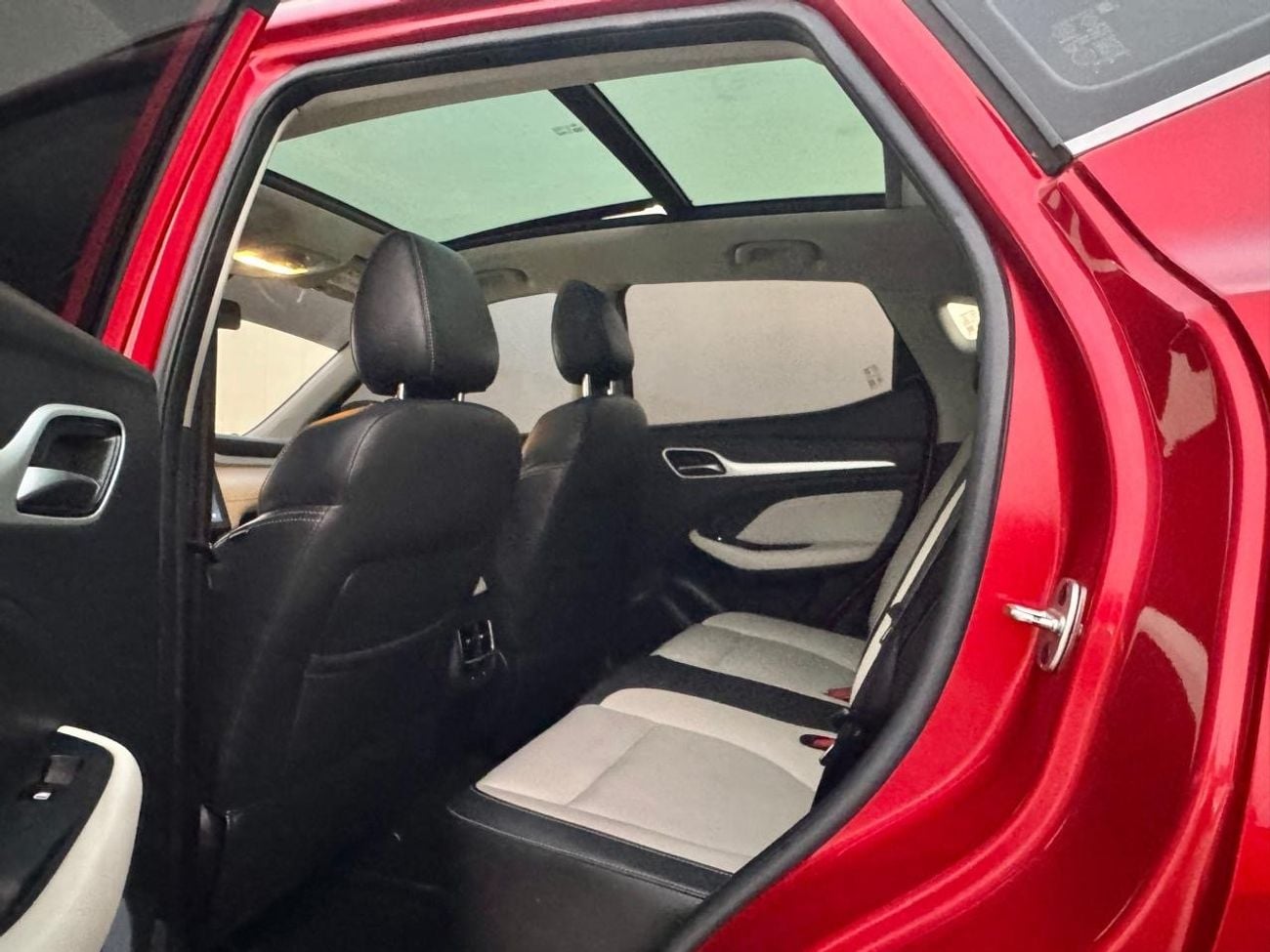 MG ZS LUX