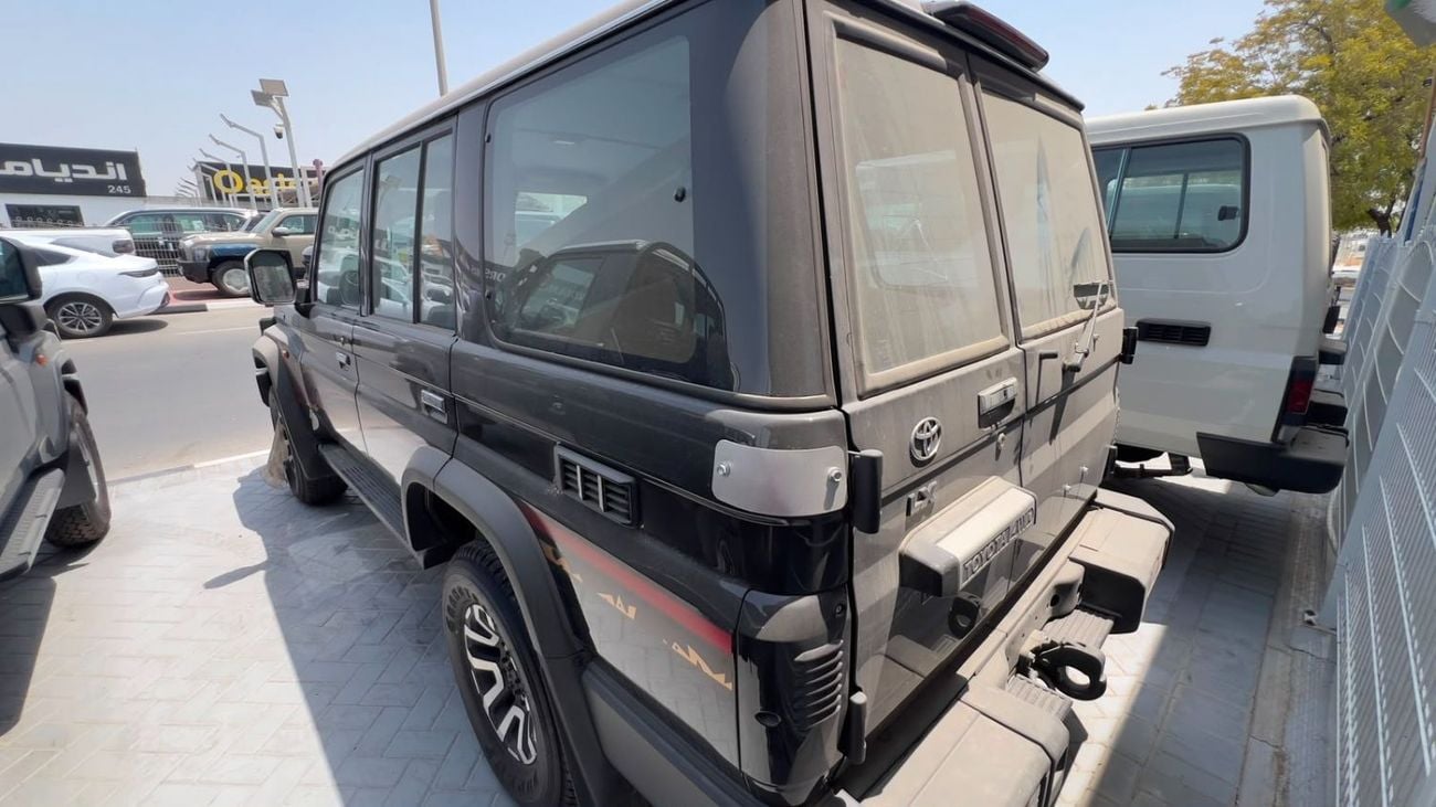 تويوتا لاند كروزر 70 Land Cruiser 76 LX 2.8L 4WD Full Option (Black)Toyota LC76 LX 2.8L Full (EXPORT ONLY)