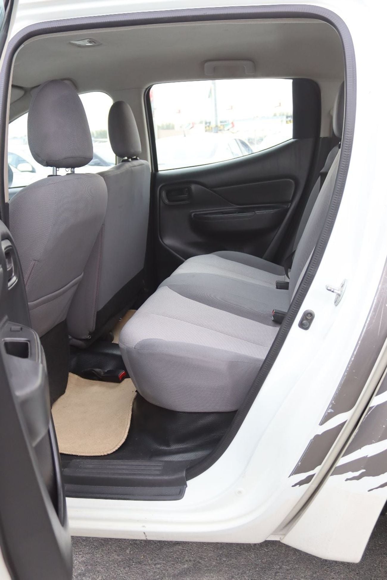 Mitsubishi L200 GL ACCIDENTS FREE - GCC - DOUBLE CABIN - 2WD - PERFECT CONDITION INSIDE OUT