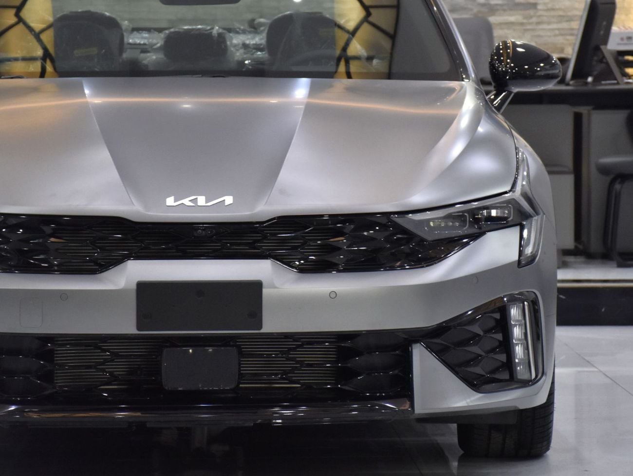 كيا K5 عرض ممتاز لسيارة كيا K5 GT-Line (موديل 2025) باللون الرمادي المطفي بمواصفات دول مجلس التعاون الخليجي