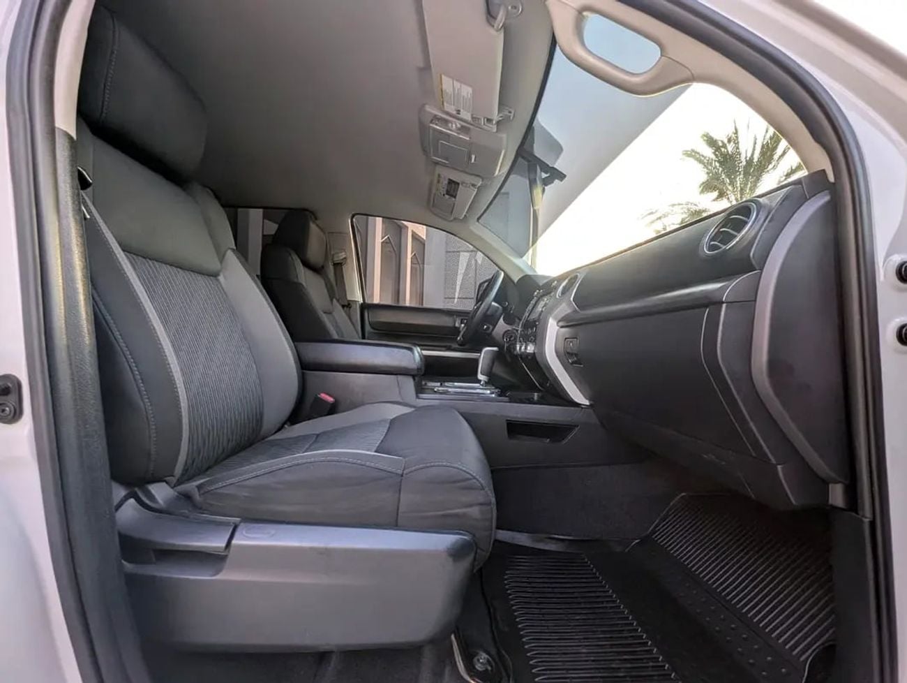 Toyota Tundra STANDARD Crewmax SR5 | GCC specs V8 5.7L Excellent Condition
