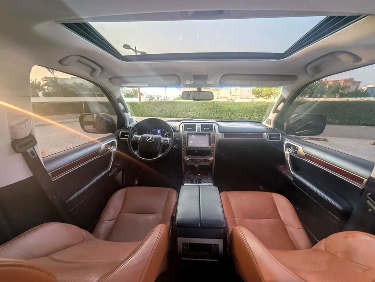 لكزس GX 460 بلاتينيوم سيارة موديل 2019 بمحرك V8 سعة 4.6 لتر، بمواصفات خليجية، بحالة داخلية وخارجية ممتازة.