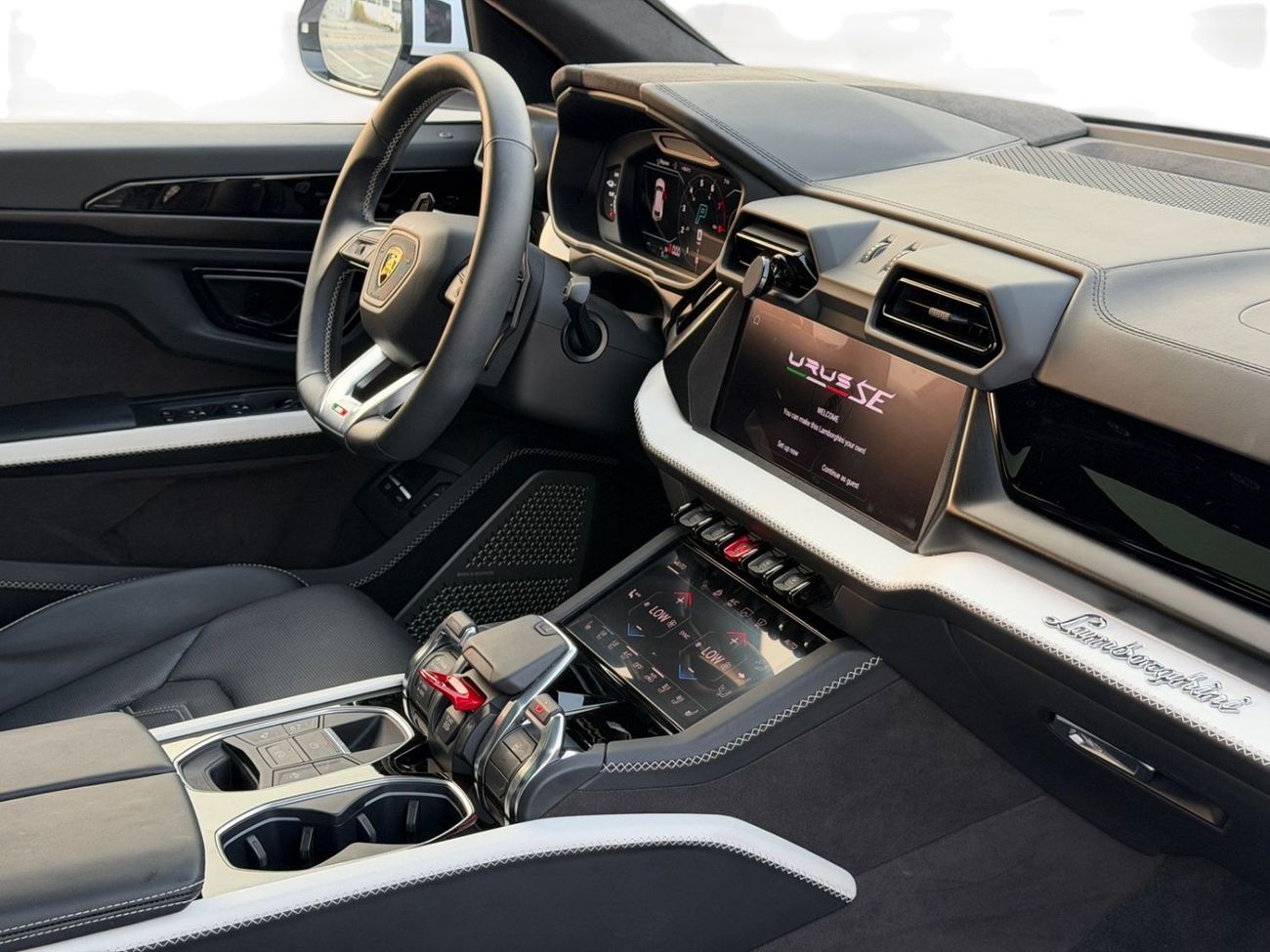 Lamborghini Urus SE UM FILE OPEN | SERVICE CONTRACT TILL 2030 | MATTE PPF | FULL AGENCY HISTORY