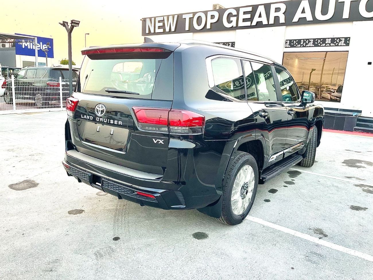 Toyota Land Cruiser VX LAND Cruiser VX 4.0 PETROL AT Omani Specs Fully Loaded | Soft Door closed | RADAR | JBL