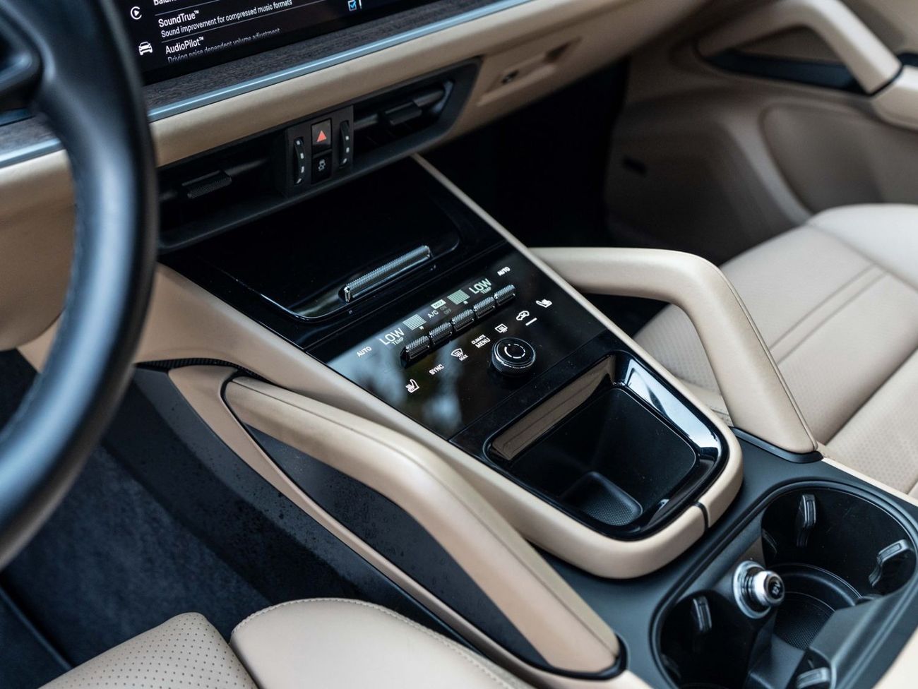 Porsche Cayenne STD (3.0L · 6 Cyl · Automatic · Petrol · SUV/Crossover · All Wheel Drive · 5 Seats · 5 Door)