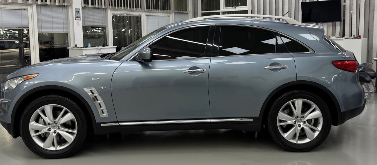 Infiniti QX70 LUXURY GCC .. Perfect condition .. V6 .. Top Range