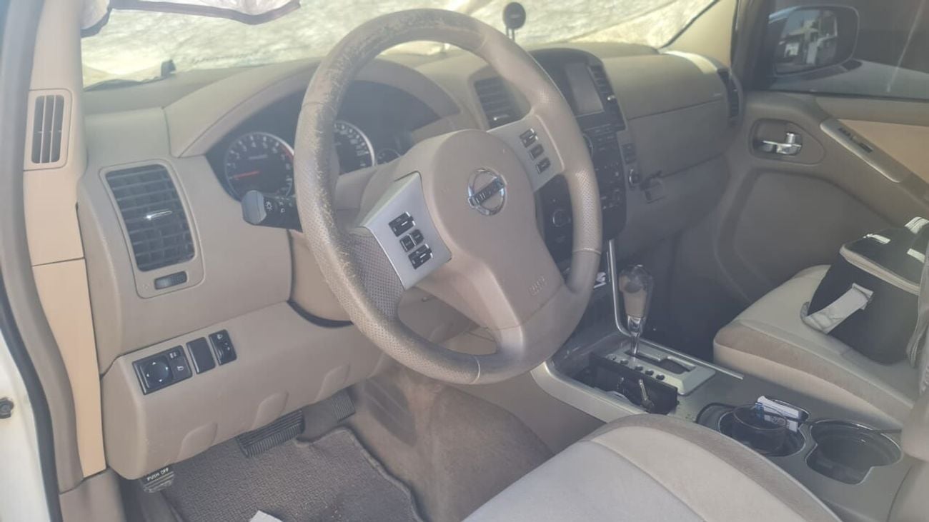 Nissan Pathfinder LE