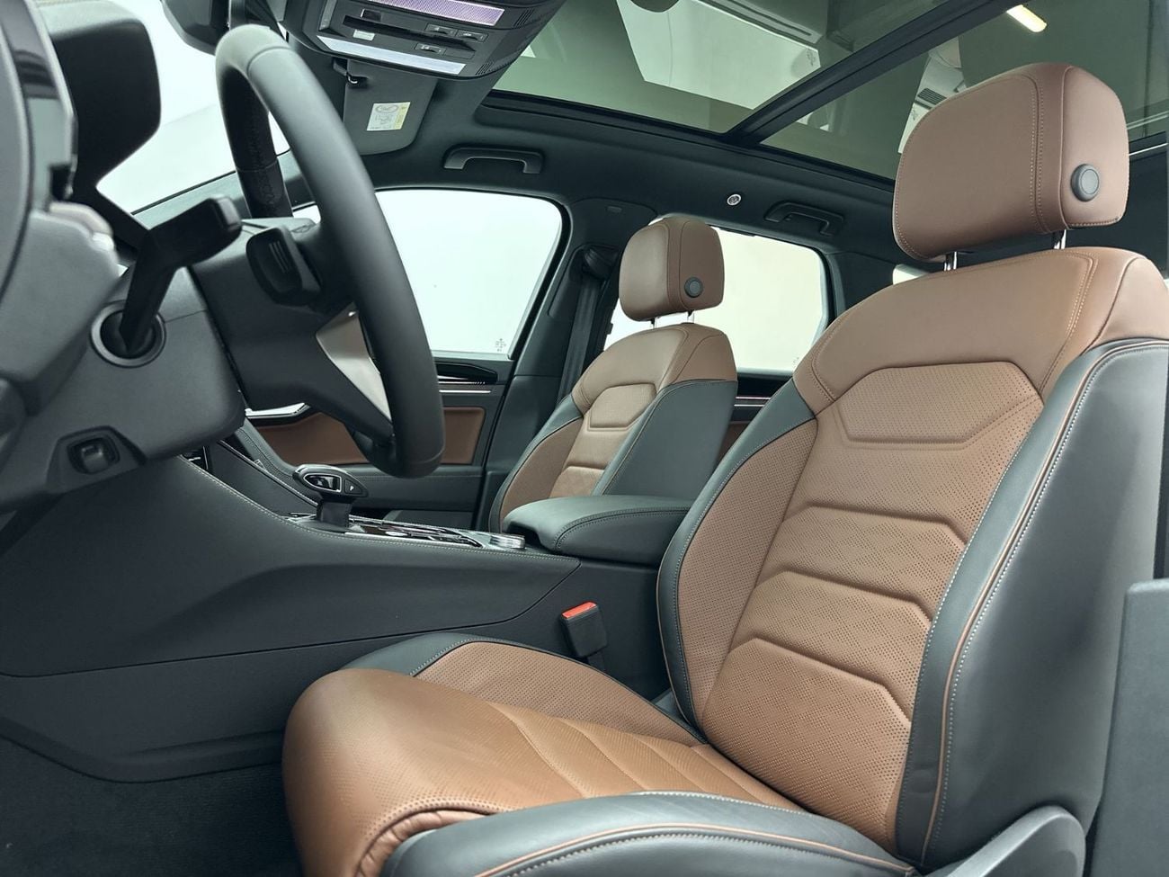 فولكس واجن طوارق ELEGANCE Touareg Elegance+ 3L Tirano| Ex-Demo Car | Luxury 4MOTION SUV | Panoramic Sunroof | IQ.LIGHT HD Matr