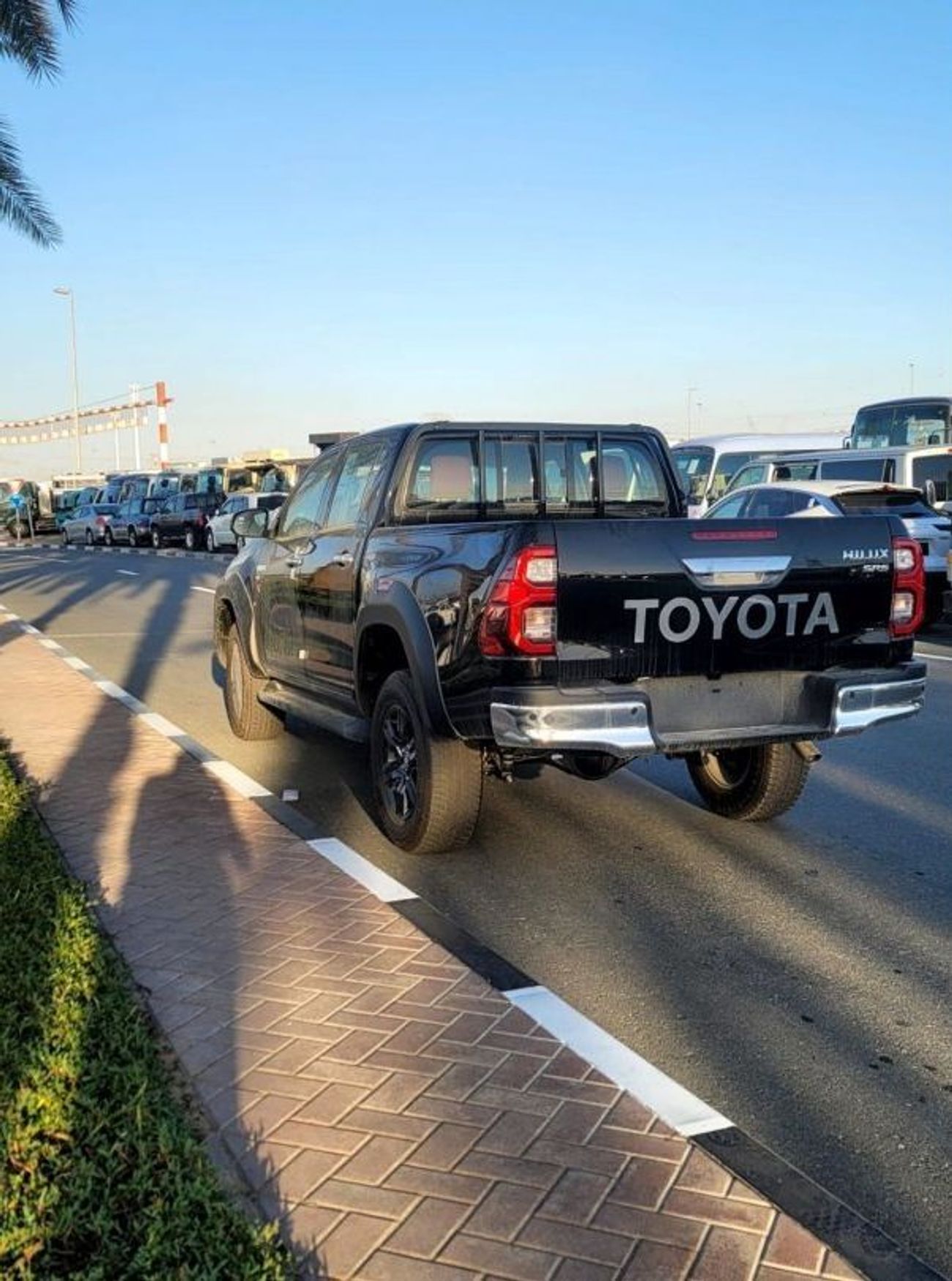 تويوتا هيلوكس SR5 4.0L V6 PETROL, DOUBLE CAB, 4WD, PUSH START, AUTOMATIC, MONITOR, MODEL 2024