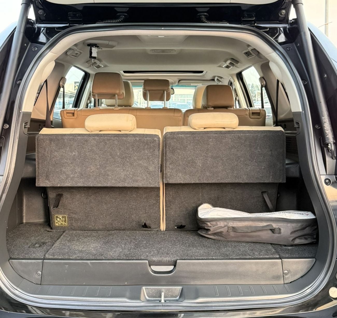Mitsubishi Montero Sport GLS PREMIUM ACCIDENTS FREE - GCC - ORIGINAL PAINT - FULL OPTION - PERFECT CONDITION INSIDE OUT