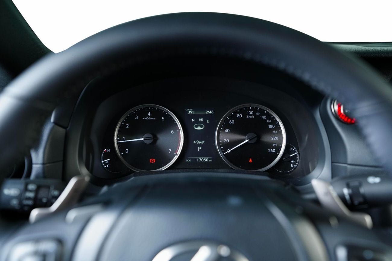Lexus IS300 PREMIER GCC- warranty and Service package valid till November 2029