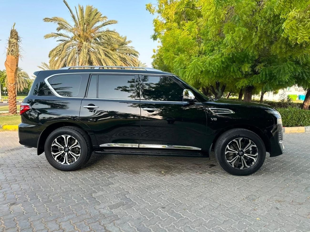 Nissan Patrol LE TITANIUM The large V8 engine