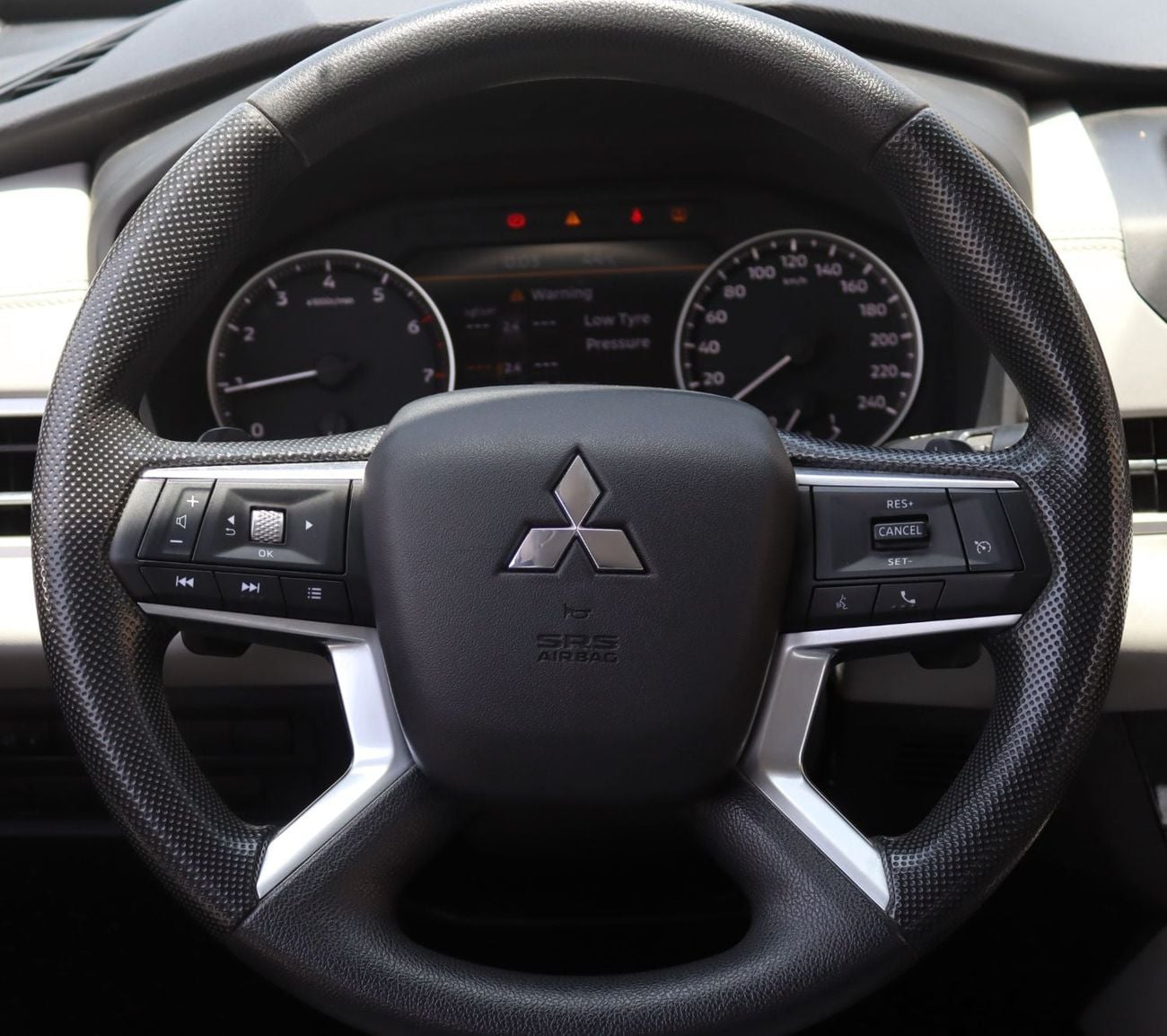Mitsubishi Outlander GLX MIDLINE ACCIDENTS FREE - GCC SPECS - ORIGINAL PAINT - EXCELLENT CONDITION INSIDE OUT