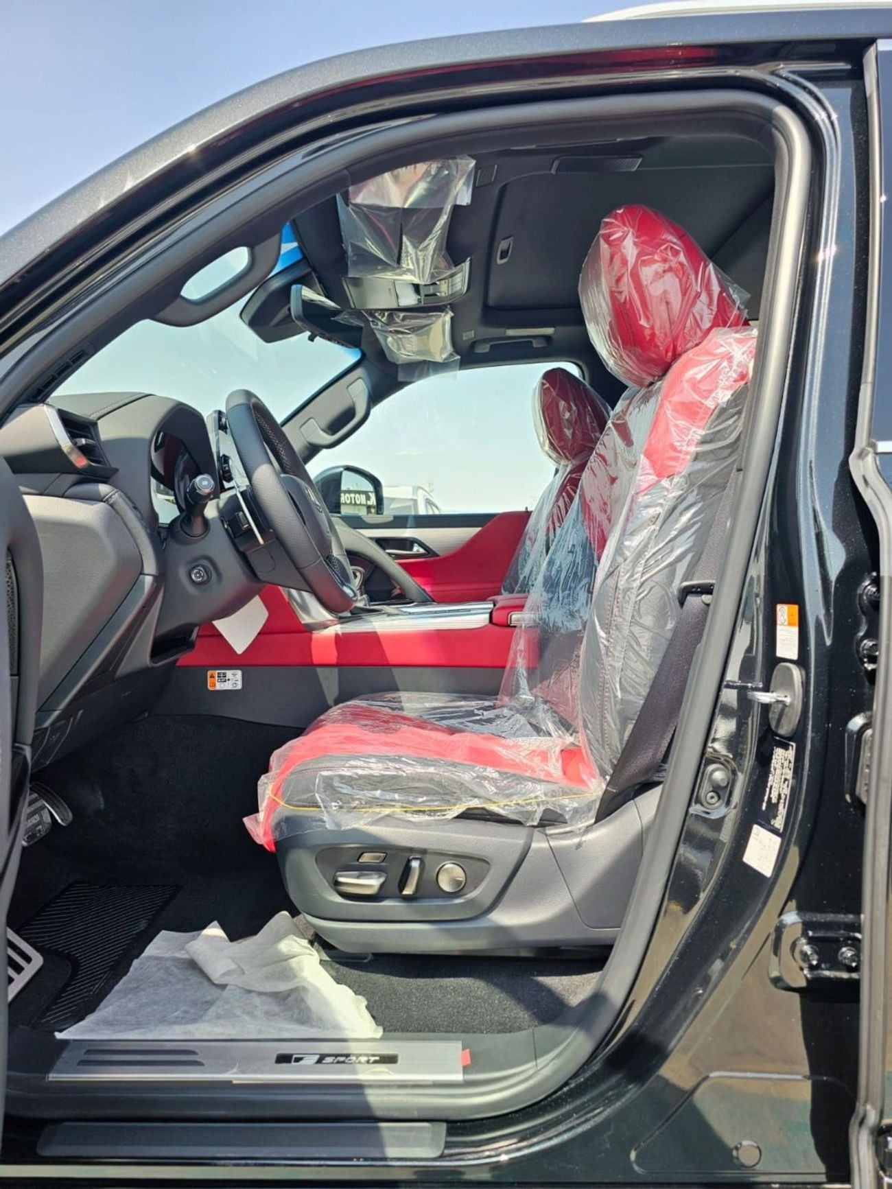 لكزس LX 600 F SPORT لكزس LX600 F.SPORT مارك ليفينسون || محرك بنزين V6 سعة 3.5 لتر، دفع رباعي، 22 عجلة قيادة، رادار، شاشة
