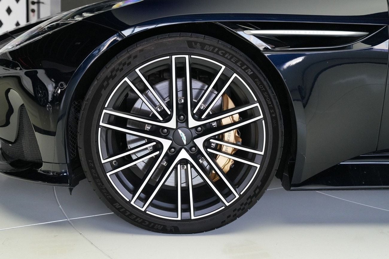 Aston Martin DB12 STANDARD