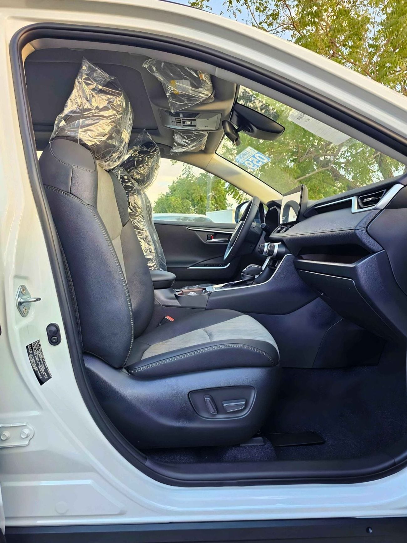 تويوتا راف ٤ أدفنتشر CVT FLAGHSIP / 2.0L PETROL AWD / RADAR, PANORAMIC ROOF, LEATHER WITH POWER SEAT (CODE # RA