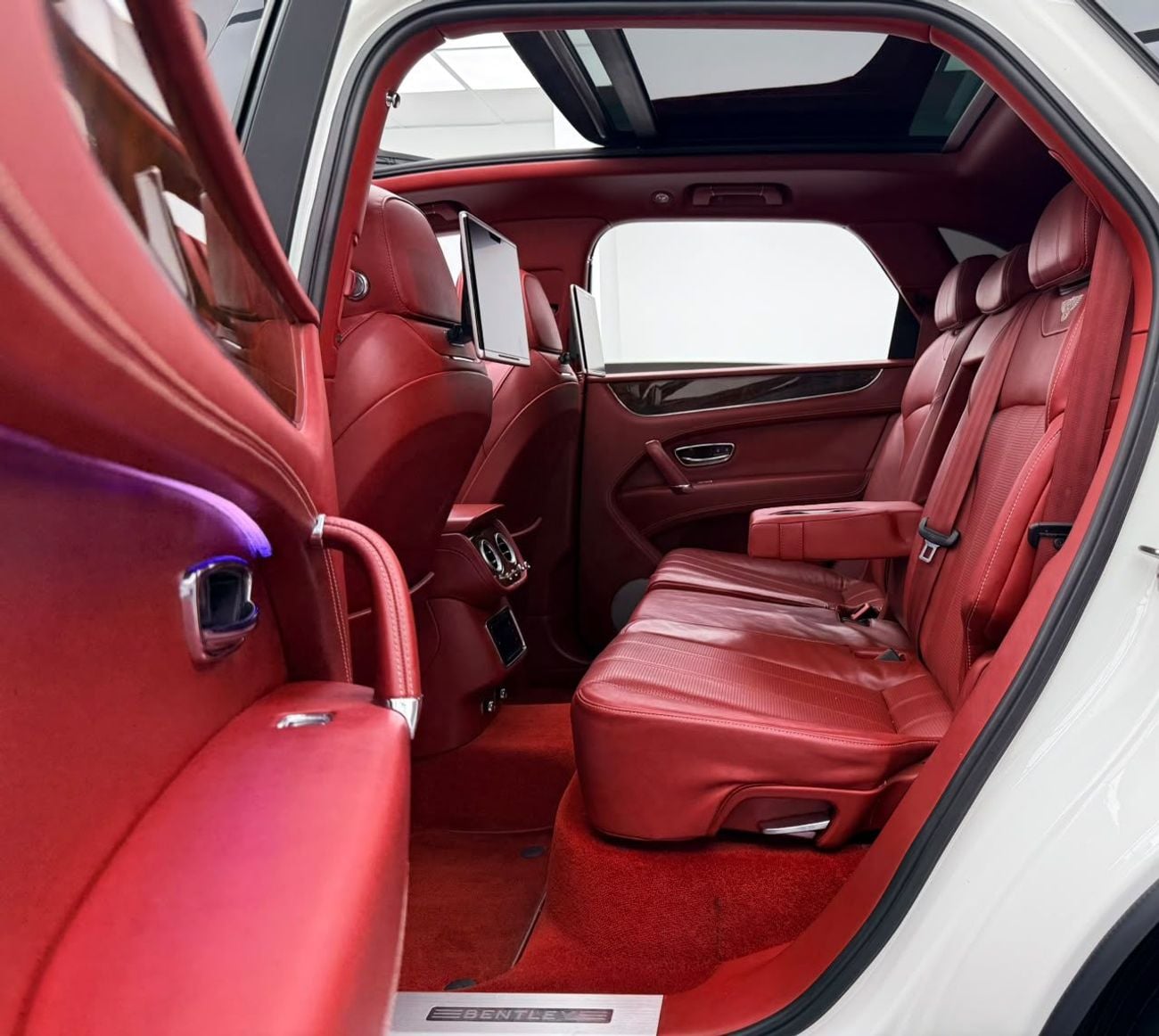 Bentley Bentayga SIGNATURE 2018 Bentley Bentayga W12, Service History, Fully Loaded, Excellent Condition, GCC