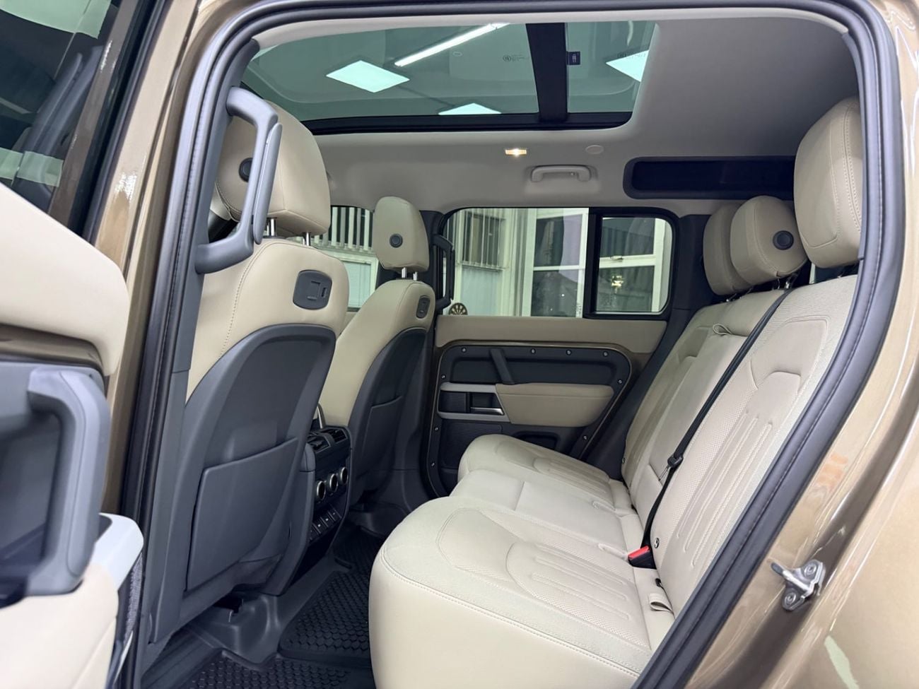 لاند روفر ديفندر 110 HSE P400