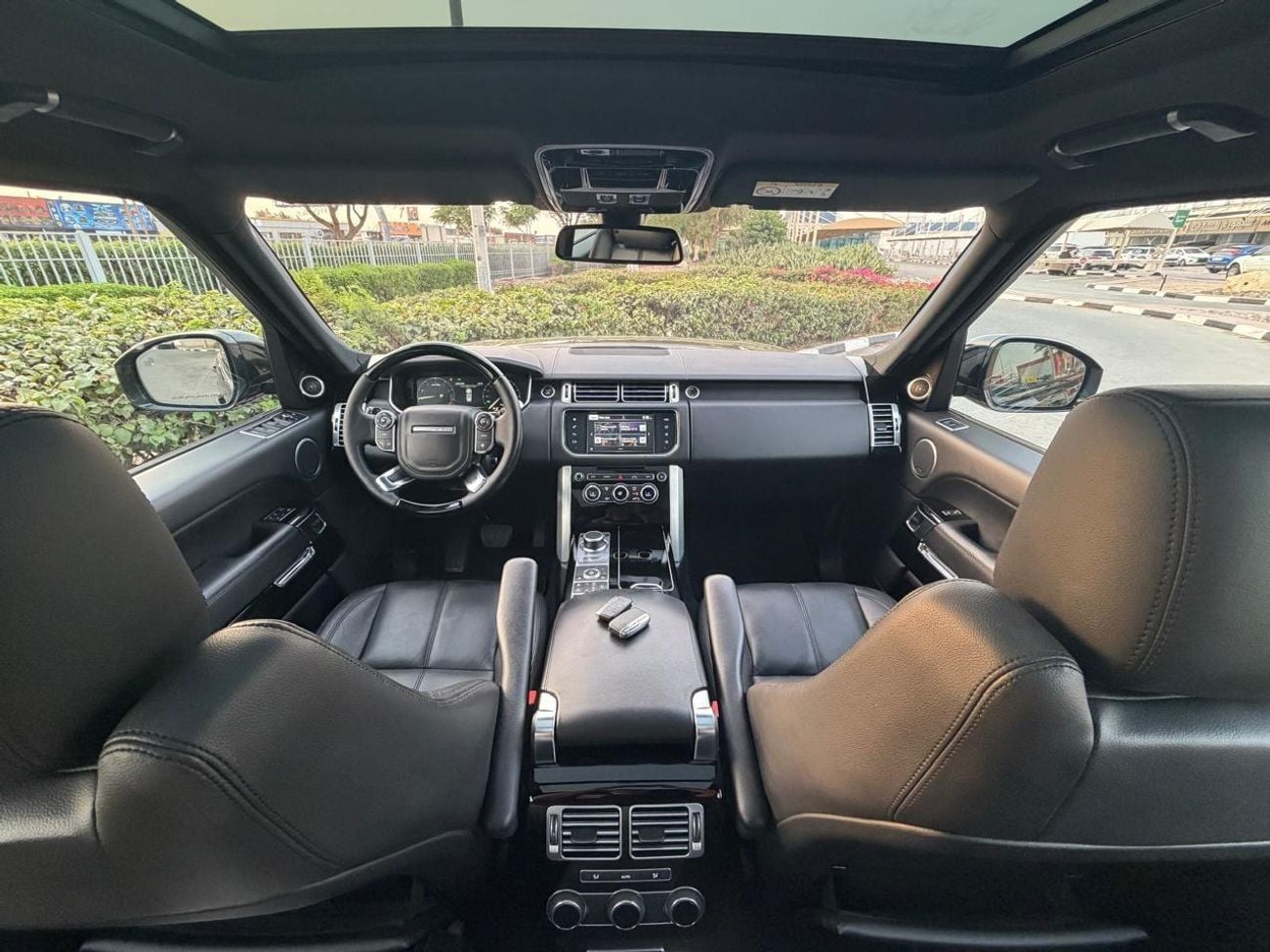 Land Rover Range Rover HSE Land Rover Range Rover HSE 2016 GCC Specs Full Service History 2 Keys First Owner One Year Warranty