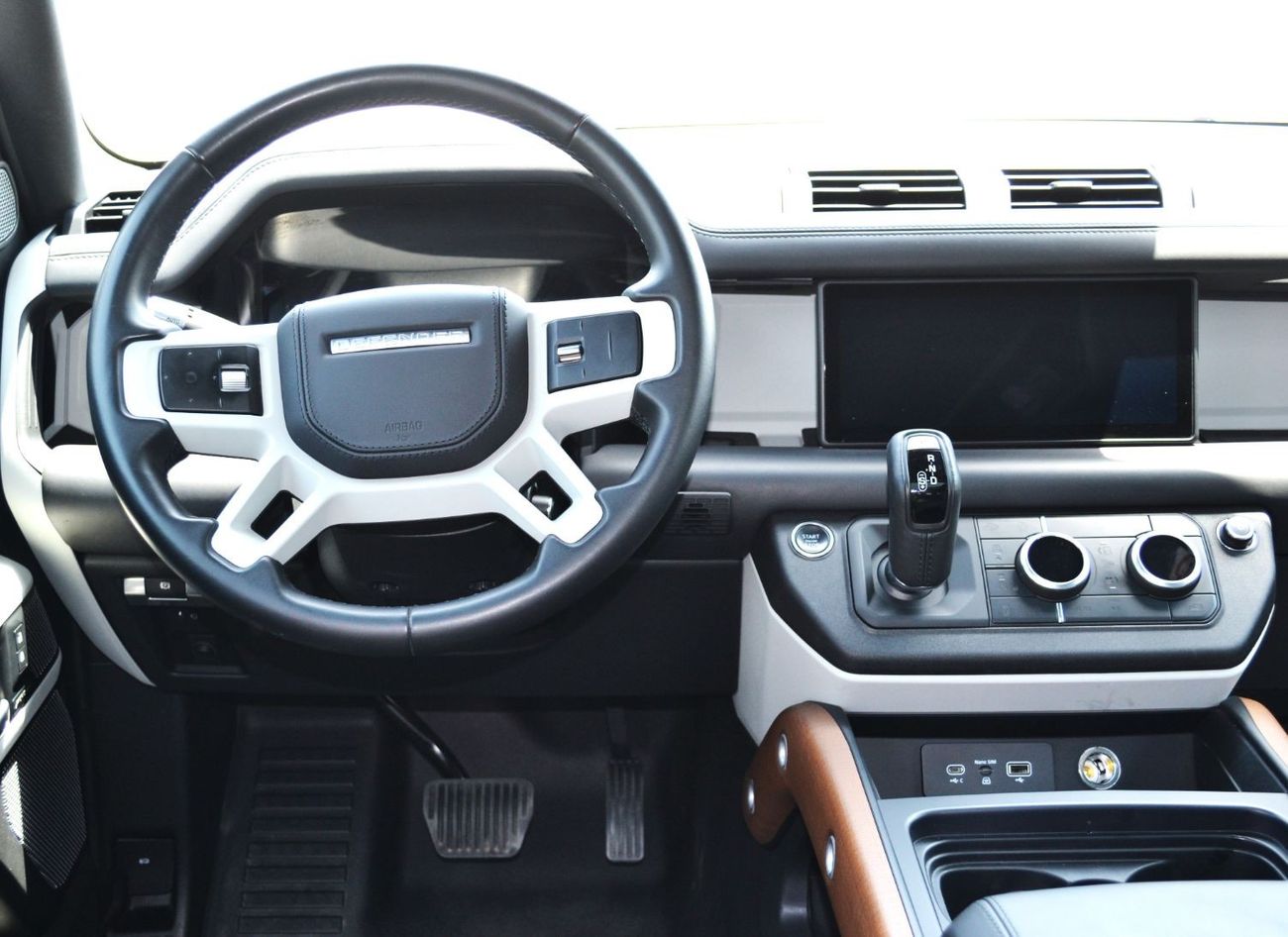 Land Rover Defender Defender 110 HSE P400 V6 2022 BRAND New car Under Warranty full option super clean car SPECS GCC
